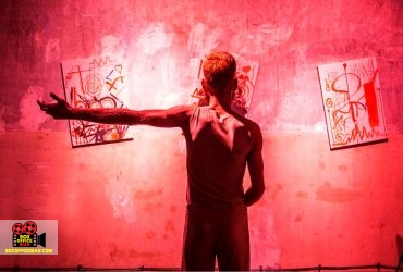 نمایش "قرمز" نوشته جان لوگان در گالری پلتفرم سه صحنه است