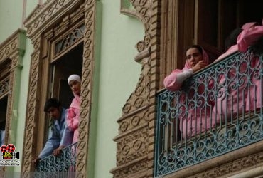عمارتی در مه