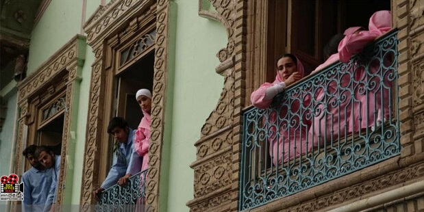 عمارتی در مه