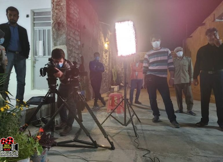 زنانی با گوشوارههای باروتی